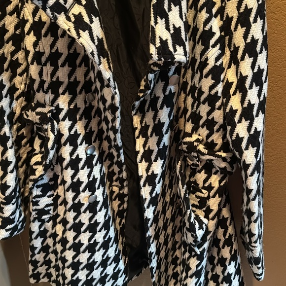 Black & White Coat - Picture 5 of 8